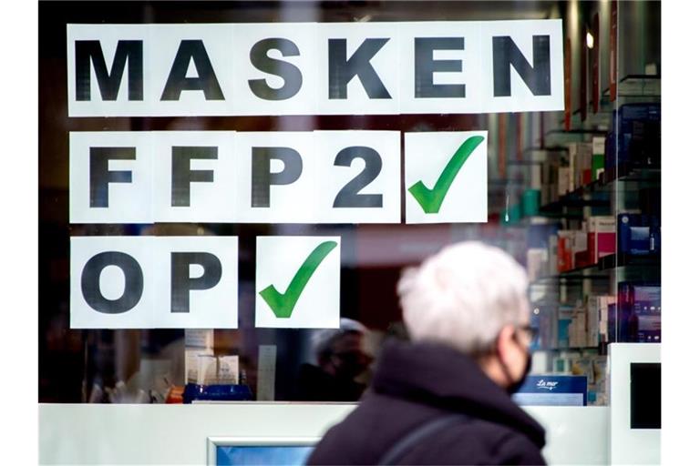 Die Aufkleber „Masken - FFP2 - OP“ im Schaufenster einer Apotheke weisen auf den Verkauf von Schutzmasken hin. Foto: Hauke-Christian Dittrich/dpa/Symbolbild