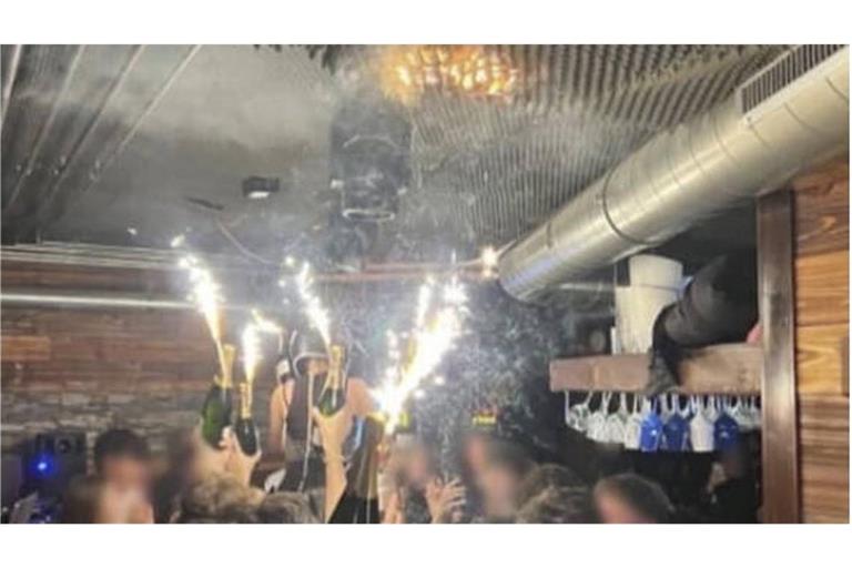 Die Aufnahme des Handys eines Überlebenden zeigt den Moment, als das Feuer in der Deckenkonstruktion der Bar ausbricht.