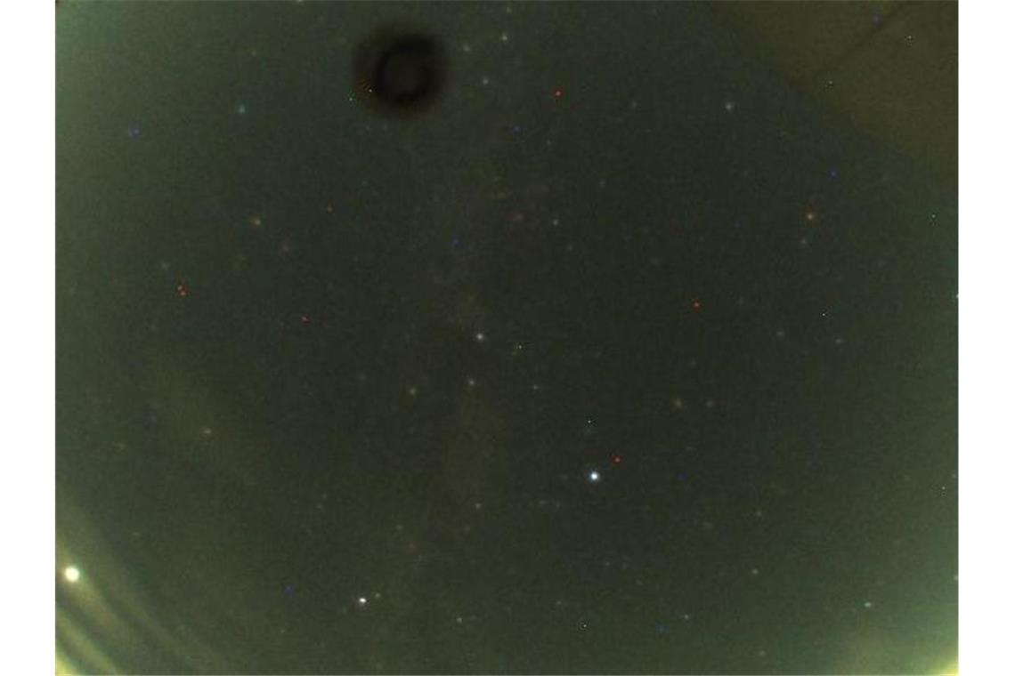 Experten: Feuerball über Süddeutschland war ein Meteoroid Die Aufnahme einer automatischen Meteorkamera der Sternwarte Welzheim zeigt einen Feuerball. Foto: Sternwarte Welzheim/dpa