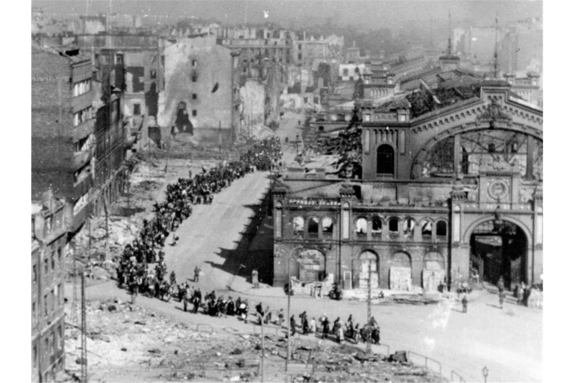 Die Aufnahme vom Oktober 1944 zeigt Einwohner von Warschau, die unter deutscher Eskorte zu einem Sammelplatz gebracht werden. Foto: Museum des Warschauer Aufstands