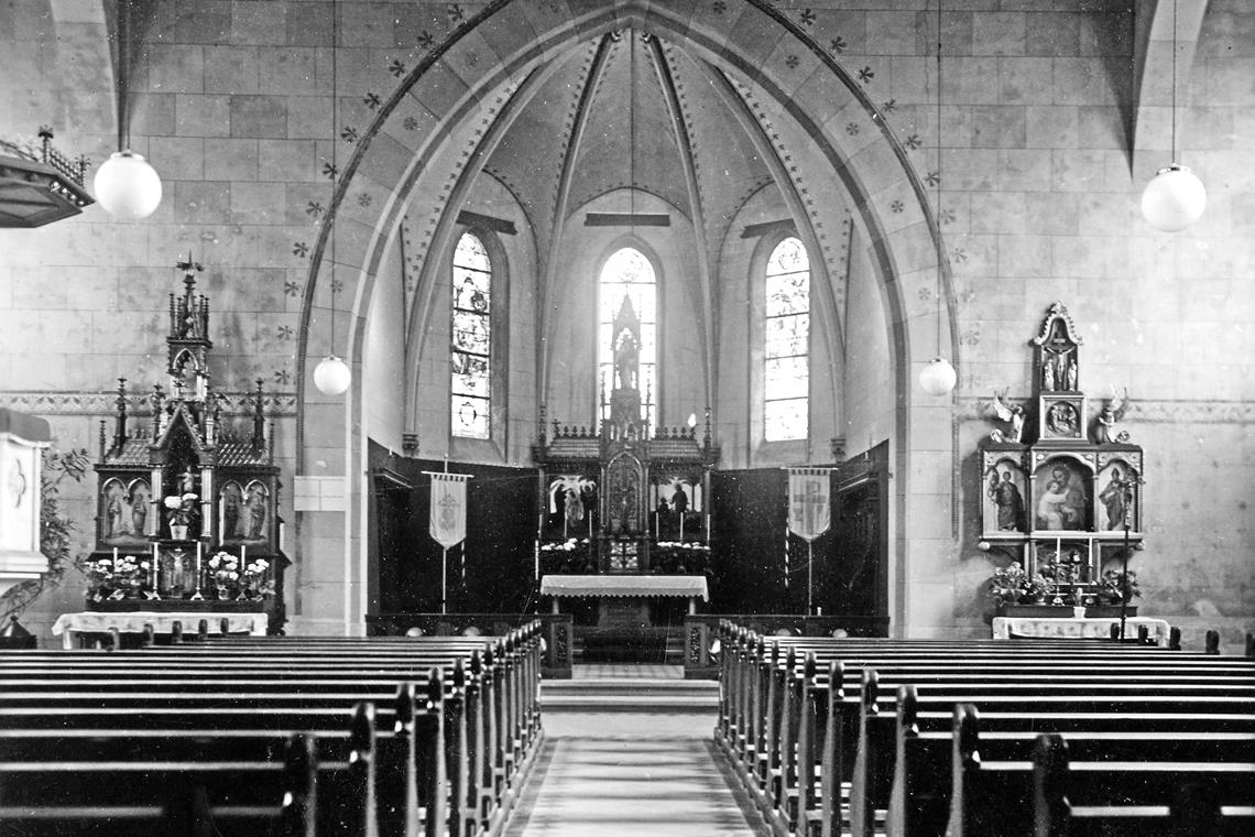 Die Aufnahme von etwa 1940 zeigte den Innenraum der Kirche mit der originalen Ausstattung.