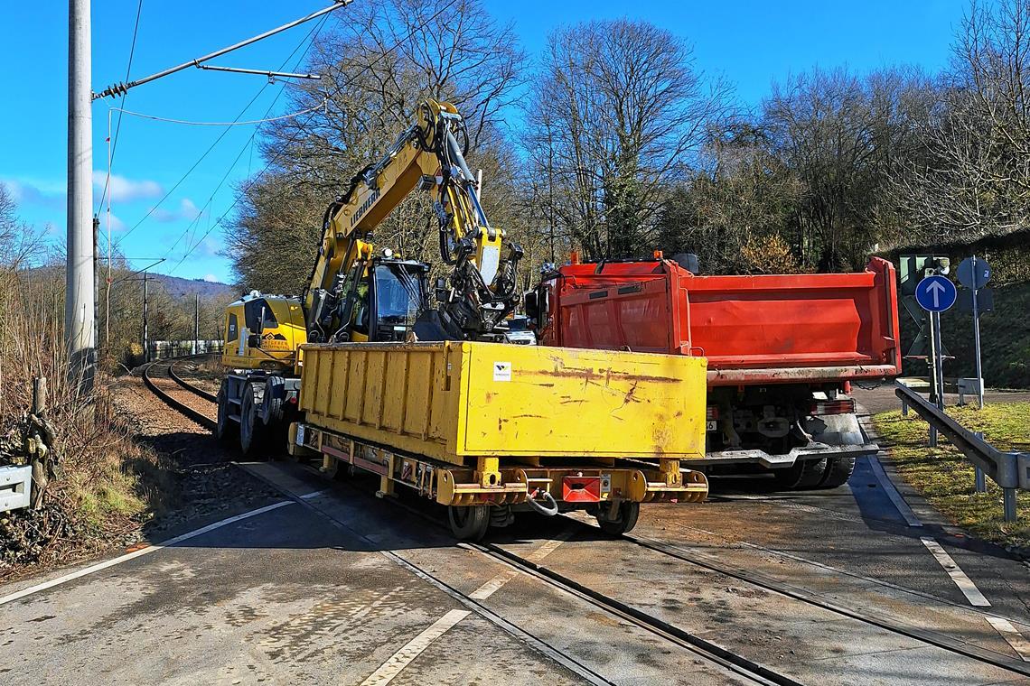 Die Aufräumarbeiten an der Bahnstrecke nahe beim Bahnübergang an der Spinnerei laufen. Wie lang sie andauern und wann die Bahnstrecke wieder freigegeben wird, ist allerdings noch offen. Foto: privat
