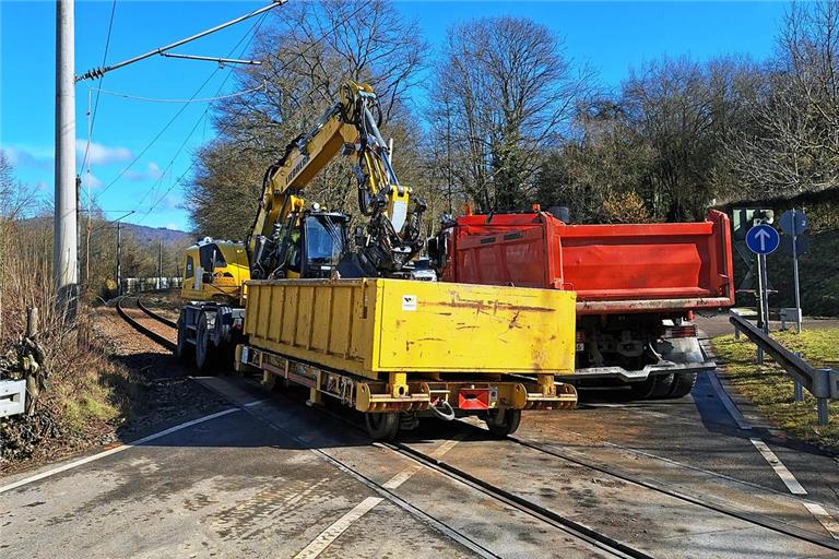 Die Aufräumarbeiten an der Bahnstrecke nahe beim Bahnübergang an der Spinnerei laufen. Wie lang sie andauern und wann die Bahnstrecke wieder freigegeben wird, ist allerdings noch offen. Foto: privat