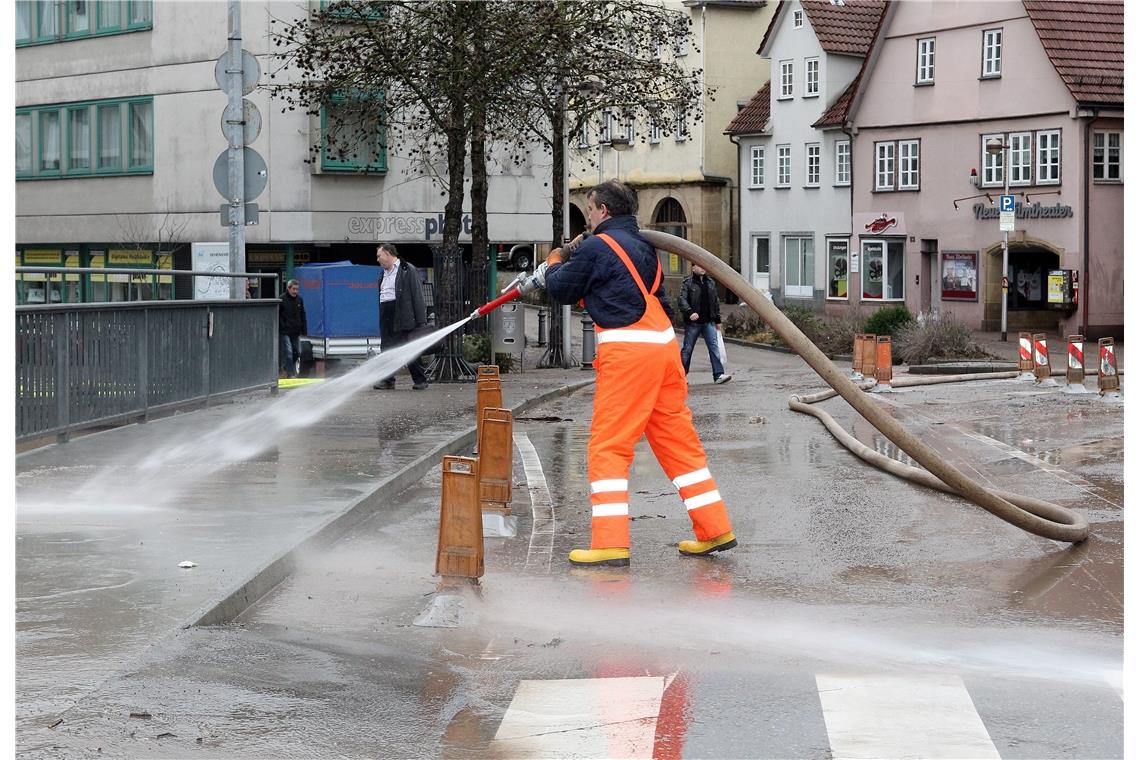 Die Aufräumarbeiten dauerten viele Tage. In Backnang wurde die Aspacher Brücke m...