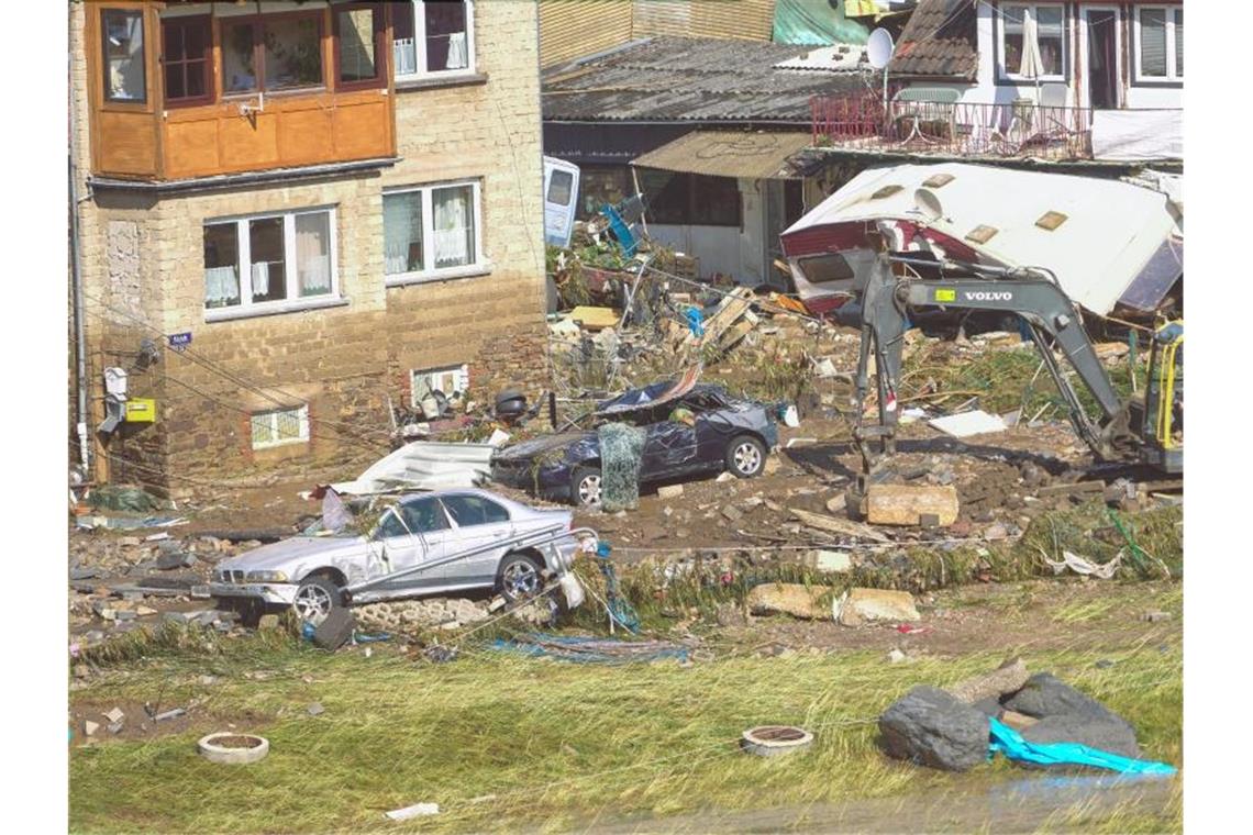 Eifel-Ort: „Es gibt Tote, es gibt Vermisste“ Die Aufräumarbeiten haben begonnen. Ein Baggerfahrer räumt Trümmer und Schutt in Schuld beiseite. Foto: Thomas Frey/dpa