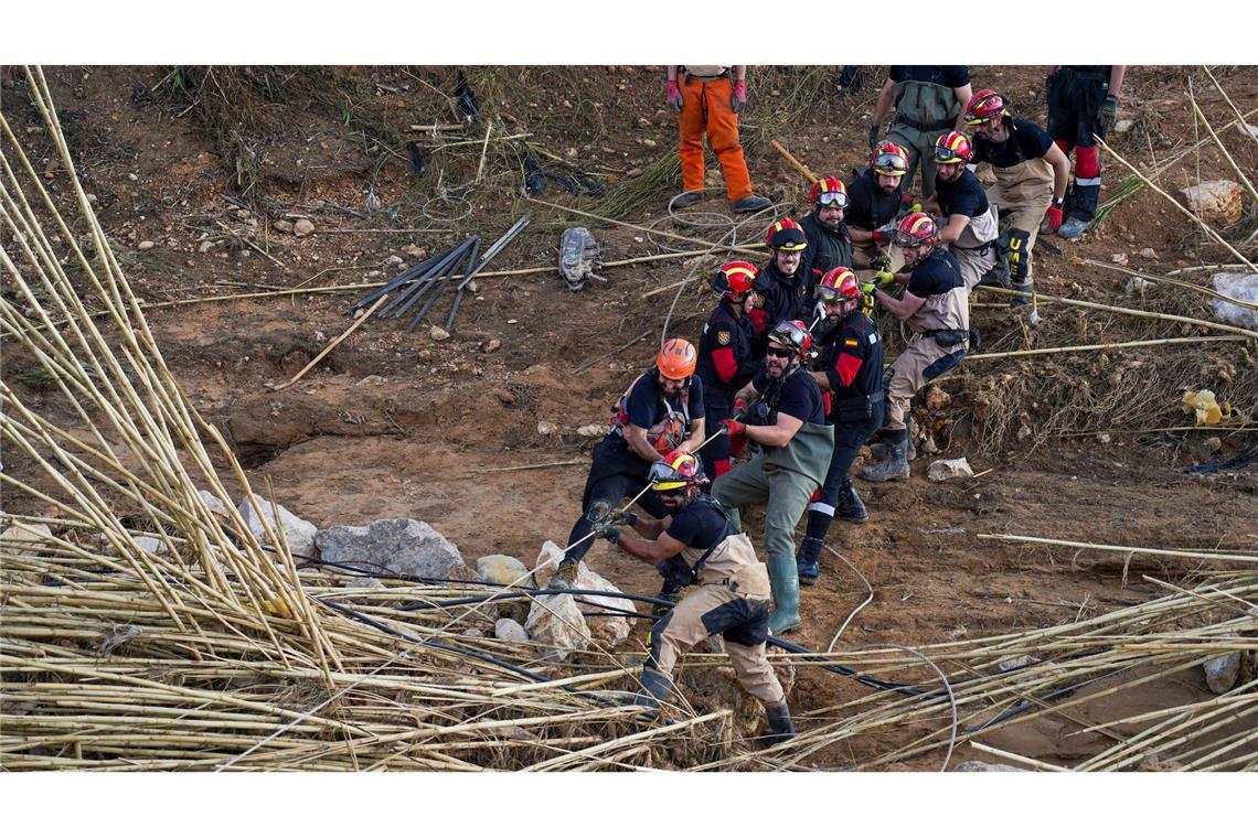 78 Vermisste nach Jahrhundertflut in Spanien - Neue Unwetter Die Aufräumarbeiten laufen auf Hochtouren weiter.