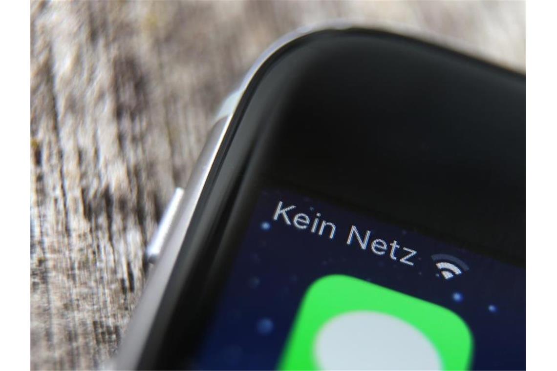 Mobilfunk-Firmen schließen Funklöcher Die Aufschrift „Kein Netz“ ist auf dem Bildschirm eines Mobiltelefons zu sehen. Foto: Karl-Josef Hildenbrand/dpa