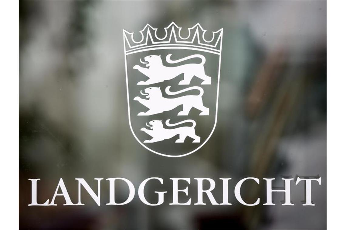 Die Aufschrift „Landgericht“ steht auf der Eingangstür zum Landgericht Konstanz. Foto: Felix Kästle/dpa