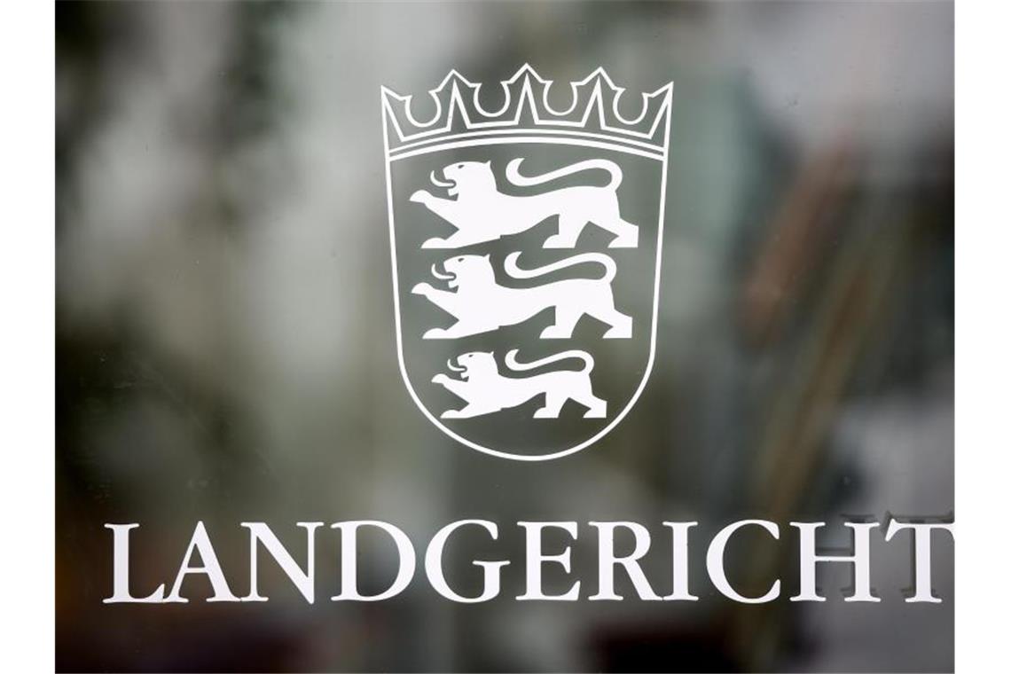 Die Aufschrift „Landgericht“ steht auf der Eingangstür zum Landgericht Konstanz. Foto: Felix Kästle/dpa