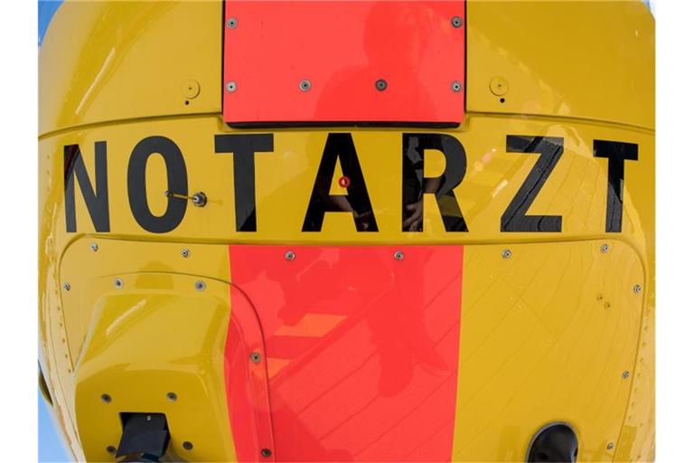 Die Aufschrift Notarzt steht auf der Unterseite eines Rettungshubschraubers. Foto: Fabian Sommer/Archiv