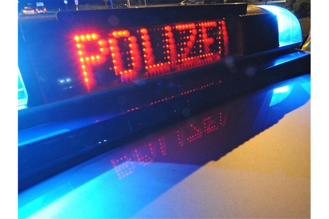 Die Aufschrift „Polizei“ leuchtet auf einem Polizeifahrzeug. Foto: picture alliance / Patrick Seeger/dpa/Symbolbild