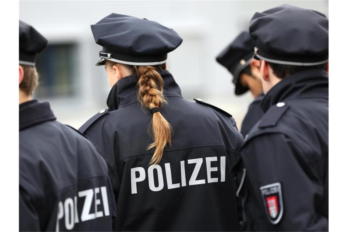 Polizist attackiert in Straßenbahn nach Schlichtungsvorhaben Die Aufschrift Polizei steht auf dem Rücken von Polizeiuniformen, die mehrere Polizisten tragen. Foto: Christian Charisius/Archiv