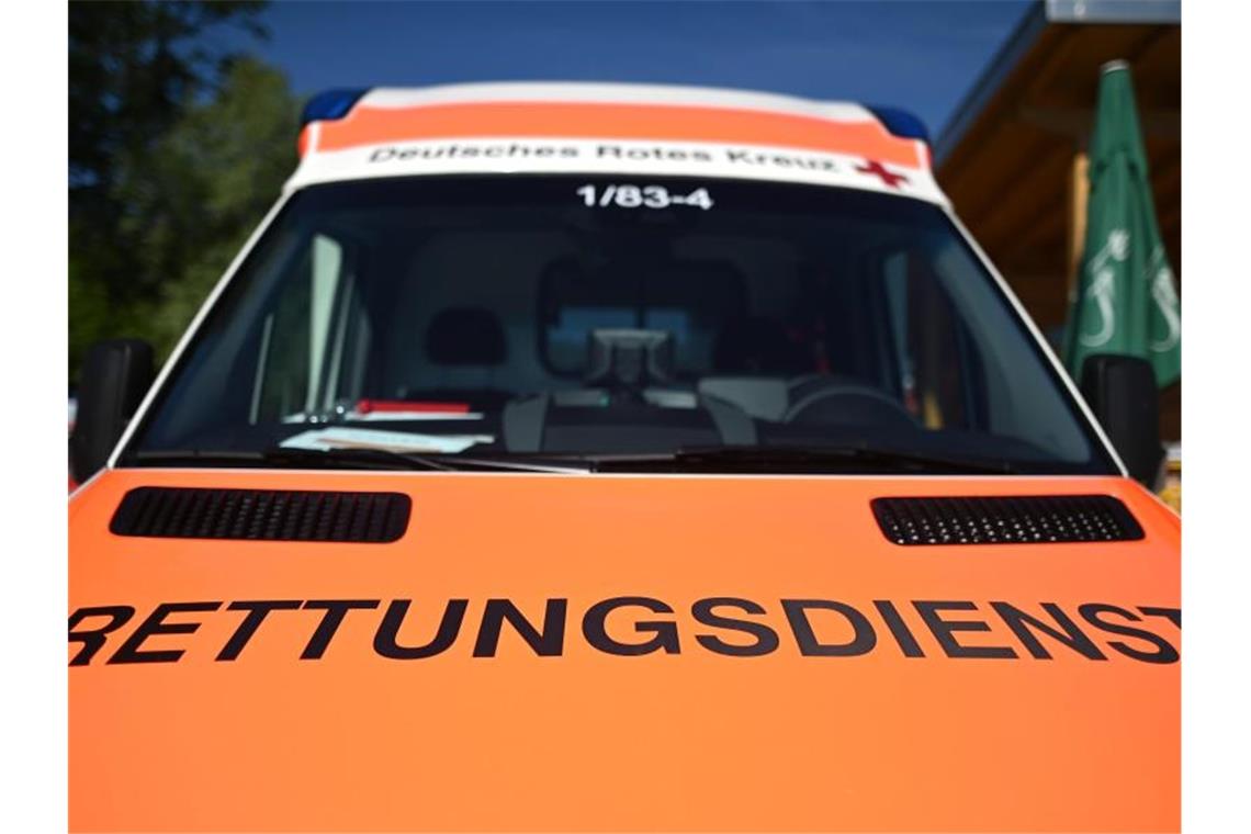 Die Aufschrift „Rettungsdienst“ ist auf einem Einsatzwagen zu lesen. Foto: Patrick Seeger/dpa/Symbolbild