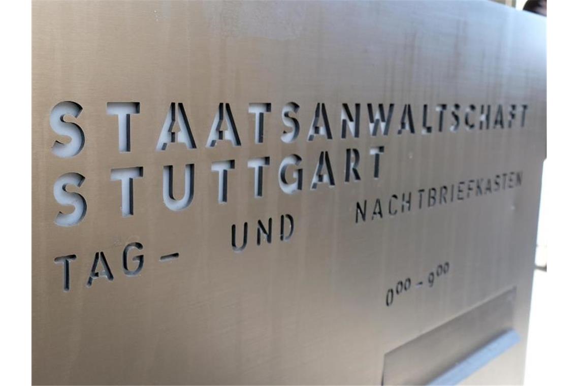 Die Aufschrift „Staatsanwaltschaft Stuttgart“ steht vor dem Gebäude der Staatsanwaltschaft auf einem Briefkasten. Foto: Bernd Weissbrod/dpa/Archivbild