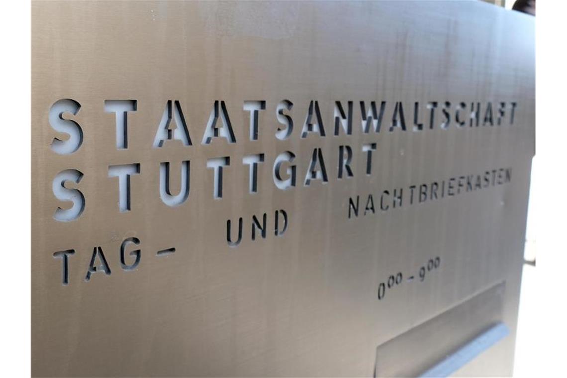 Dieselaffäre: Weitere Ermittlungen gegen Porsche-Mitarbeiter Die Aufschrift „Staatsanwaltschaft Stuttgart“ steht vor dem Gebäude der Staatsanwaltschaft auf einem Briefkasten. Foto: Bernd Weissbrod/dpa/Archivbild