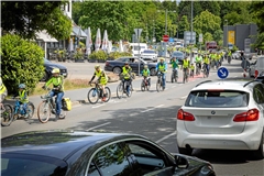 Die Auftaktveranstaltung des Stadtradelns 2025 startete auf der Backnanger Bleichwiese, anschließend wurde durch die Innenstadt geradelt. Archivfoto: Alexander Becher