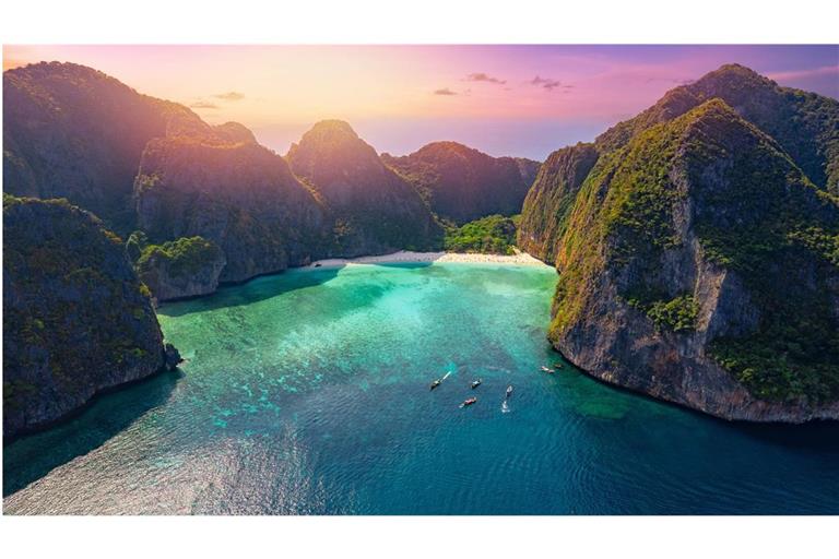Die aus dem Kino-Thriller „The Beach“ bekanntgewordene Maya Bay auf Phi Phi Leh wird für zwei Monate für Touristen geschlossen.