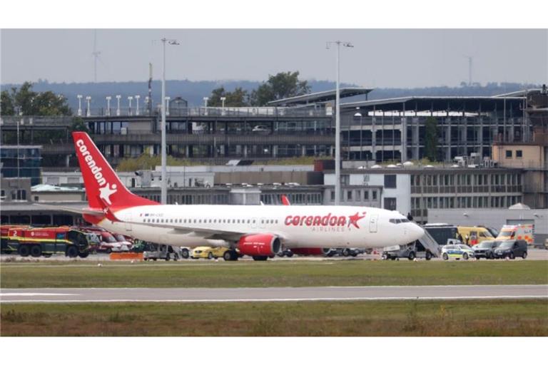 Die aus Korfu kommende Maschine der Fluggesellschaft Corendon steht auf dem Nürnberger Flughafengelände . Der Nürnberger Flughafen ist wegen eines Polizeieinsatzes gegen Mittag für den Flugverkehr gesperrt worden. Nach einem Alarm wegen eines möglichen Notfalls in einem Flugzeug am Nürnberger Flughafen hat die Polizei Entwarnung gegeben. 