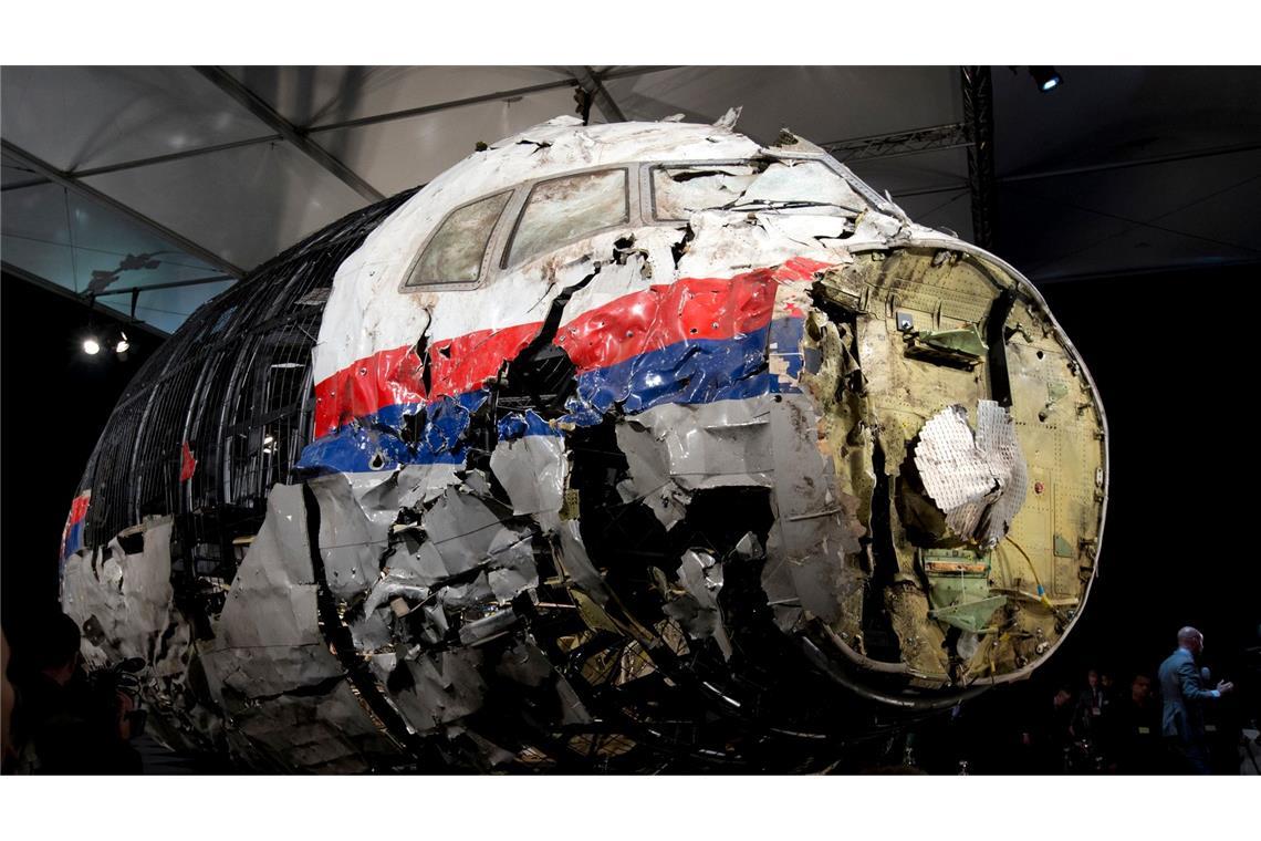 Die aus Trümmern wieder zusammen gesetzte Boeing 777 der Malaysia Airlines, die als Flug MH17 über der Ukraine abgeschossen wurde, steht in einer Halle.