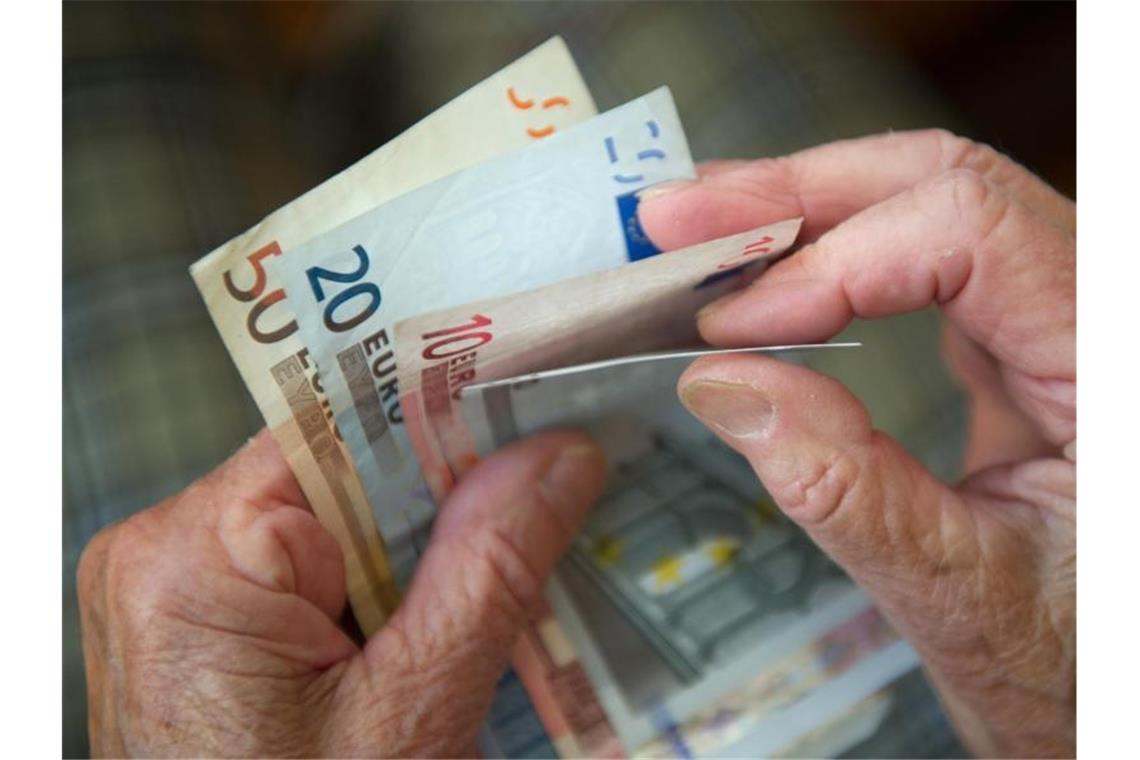 Rentenversicherung: Corona-Krise lässt Reserve sinken Die Ausgaben der Rentenversicherung summierten sich 2019 auf insgesamt 319 Milliarden Euro. Foto: Marijan Murat/dpa
