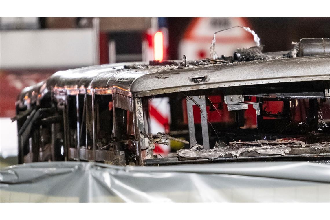 Die ausgebrannte Hülle eines Linienbusses im schweizerischen Kerzers.