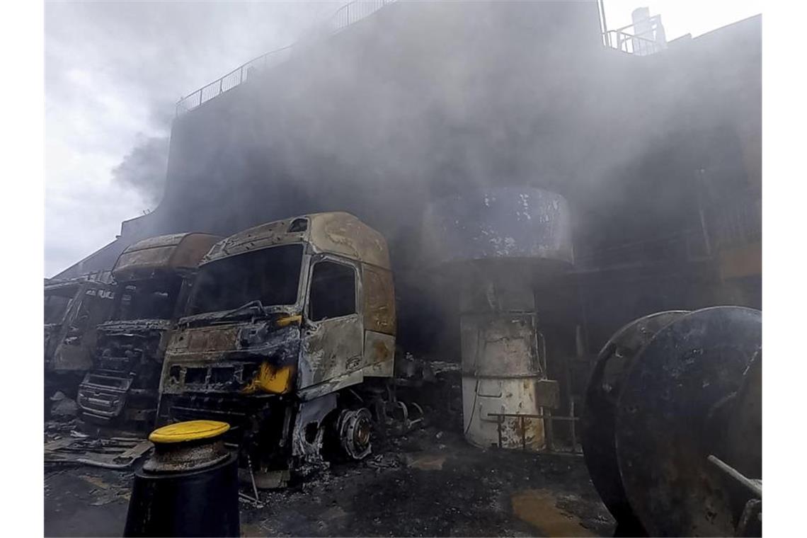 Brennende Fähre: Suche nach Vermissten vorerst eingestellt Die ausgebrannten Überreste von Lastwagen auf dem Deck der „Euroferry Olympia“. Foto: Uncredited/Hellenic Fire Service/AP/dpa