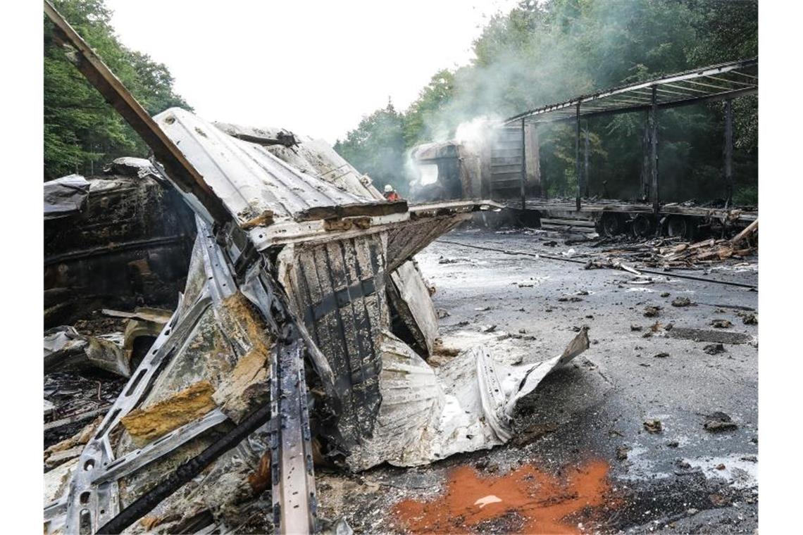 Die ausgebrannten Wracks eines Lastwagens und eines Transporters stehen auf der B311. Foto: Thomas Warnack