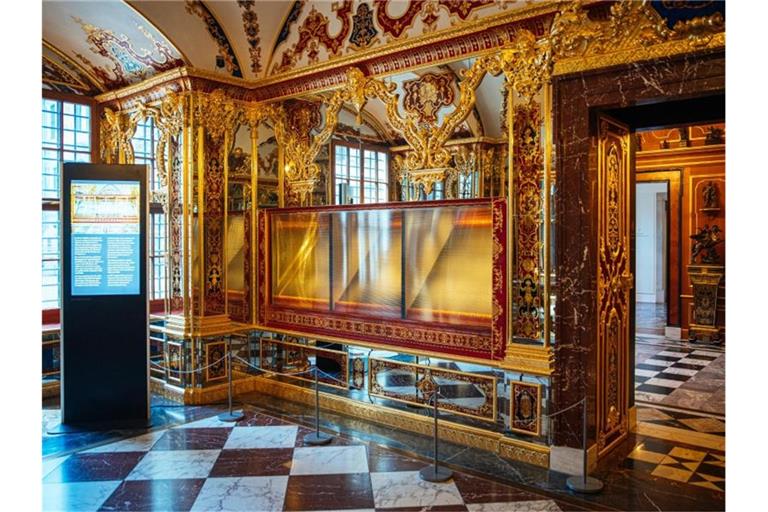 Die ausgeraubte und nun ausgestellte Vitrine im Juwelenzimmer des Historischen Grünen Gewölbes im Residenzschloss. Foto: Oliver Killig/dpa-Zentralbild/dpa