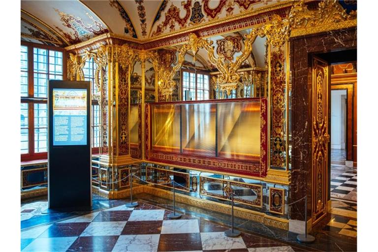 Die ausgeraubte Vitrine im Juwelenzimmer des Historischen Grünen Gewölbes im Residenzschloss in Dresden im Mai vergangenen Jahres. Foto: Oliver Killig/dpa-Zentralbild/dpa