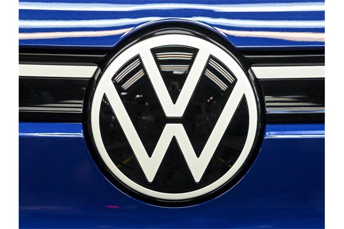So verteilt der VW-Konzern seine Milliarden Die Auslieferungen des weltgrößten Autoherstellers nahmen im Oktober um 4,9 Prozent ab im Vergleich zum Vorjahresmonat. Foto: Hendrik Schmidt/dpa-Zentralbild/dpa