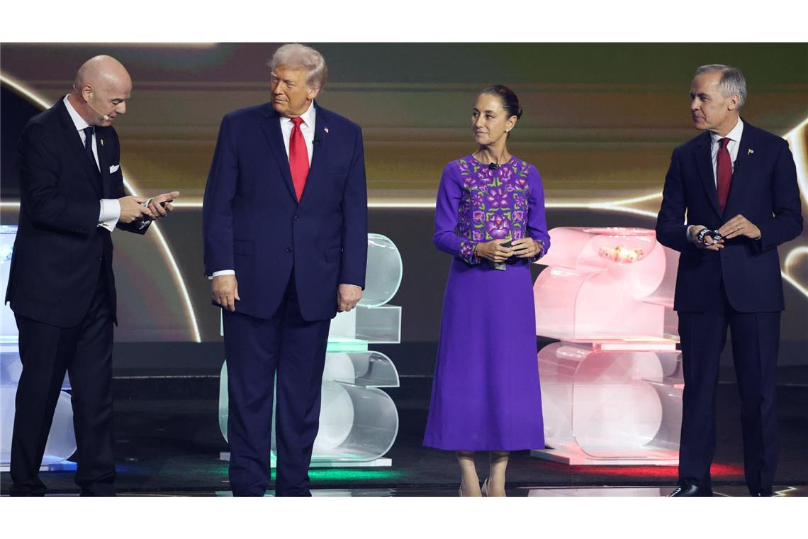 Die Auslosung der Fußball-WM sorgt besonders durch die Auftritte von US-Präsident Donald Trump (2.v.l.) weltweit für Aufsehen.