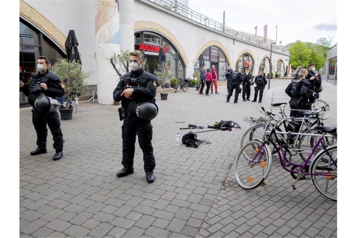 Corona-Regeln während Mai-Protesten nicht durchgesetzt Die Ausrüstung eines Kamerateams liegt nach einem Übergriff zwischen Alexanderplatz und Hackescher Markt auf dem Boden. Foto: Christoph Soeder/dpa