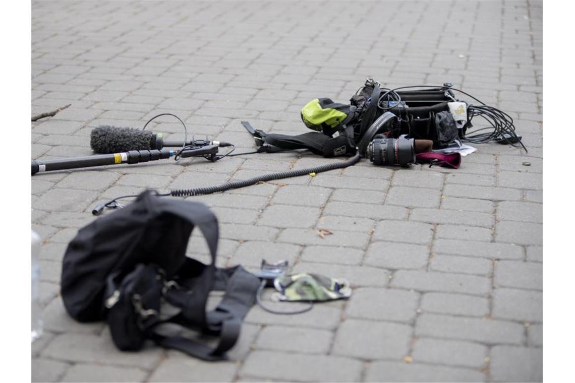 Die Ausrüstung eines Kamerateams liegt nach einem Überfall auf ein ZDF-Teams zwischen Alexanderplatz und Hackescher Markt auf dem Boden. Foto: Christoph Soeder/dpa