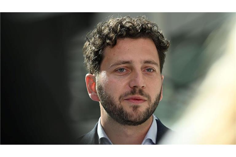Grünen-Chef Banaszak sieht "Angsträume" – Kritik an Merz Die Aussagen des Kanzlers seien ihm zu pauschal, sagt der Co-Vorsitzende der Grünen, Felix Banaszak. (Archivbild)