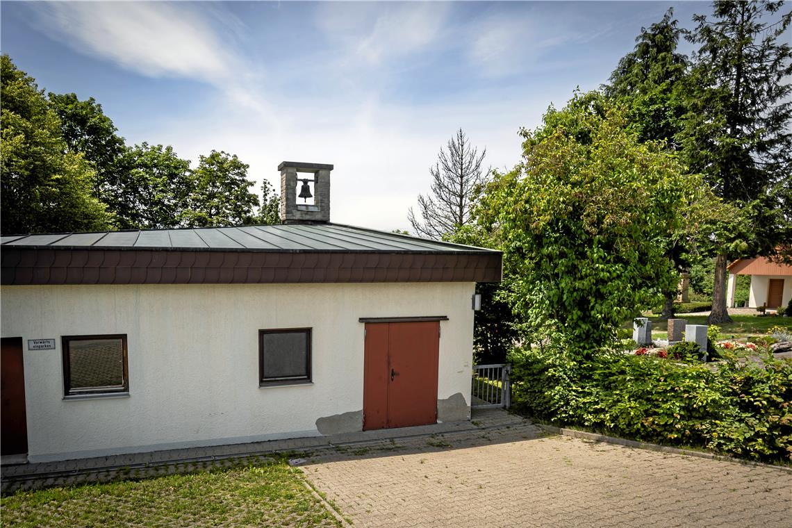 Aspach investiert in seine Gebäude Die Aussegnungshalle im Ortsteil Allmersbach am Weinberg ist sichtlich in die Jahre gekommen. Foto: Alexander Becher