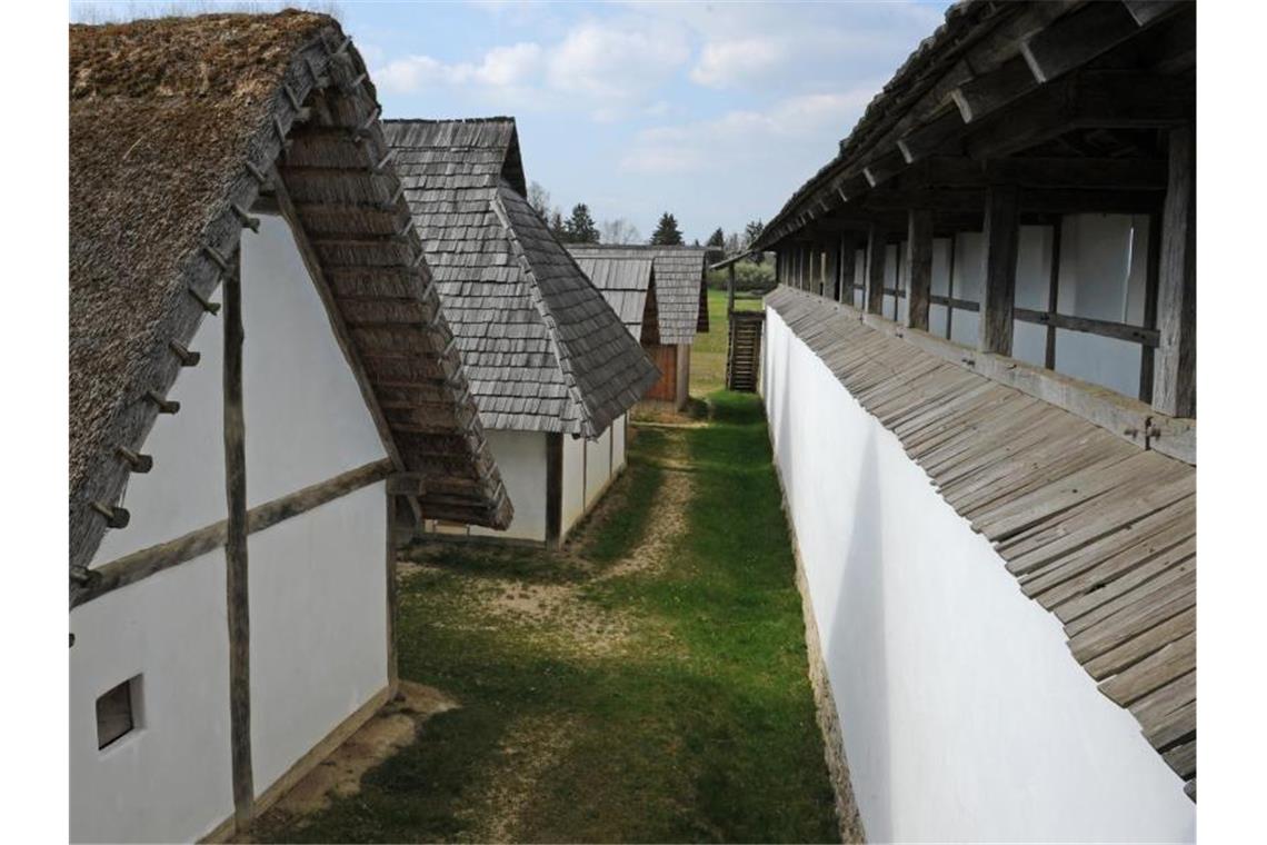 Die Außenansicht zeigt die Nachbauten der keltischen Heuneburg bei Herbertingen. Foto: Patrick Seeger/dpa/Archivbild