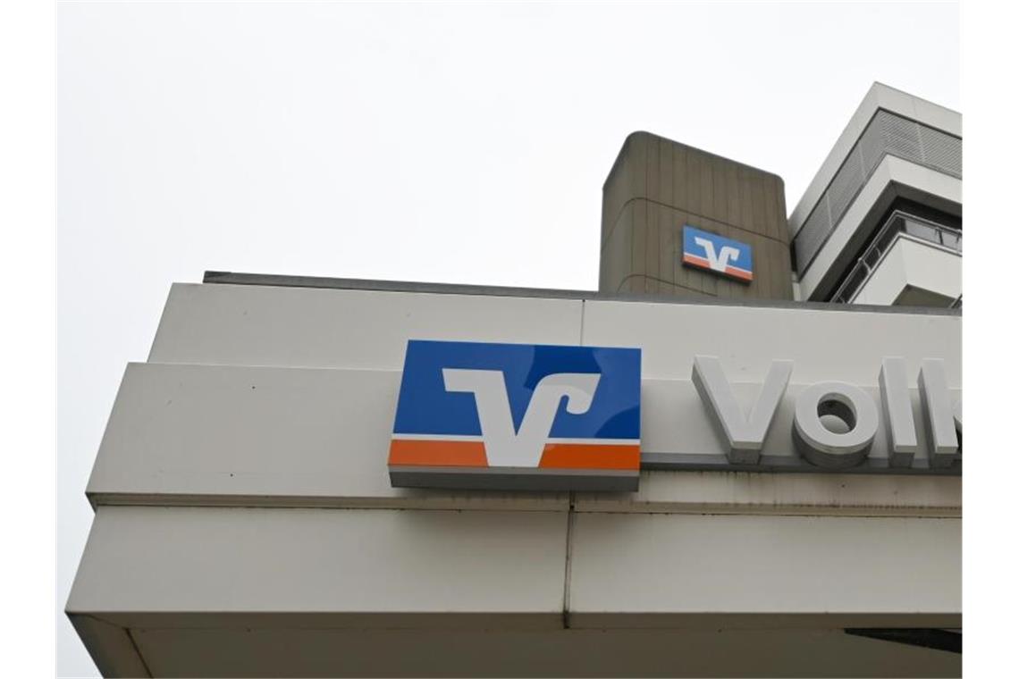 Betrugsfälle: Volksbank sperrt Zahlungen an N26 und Co. Die Außenansicht zeigt Logos am Hauptsitz der Volksbank Freiburg. Foto: Patrick Seeger