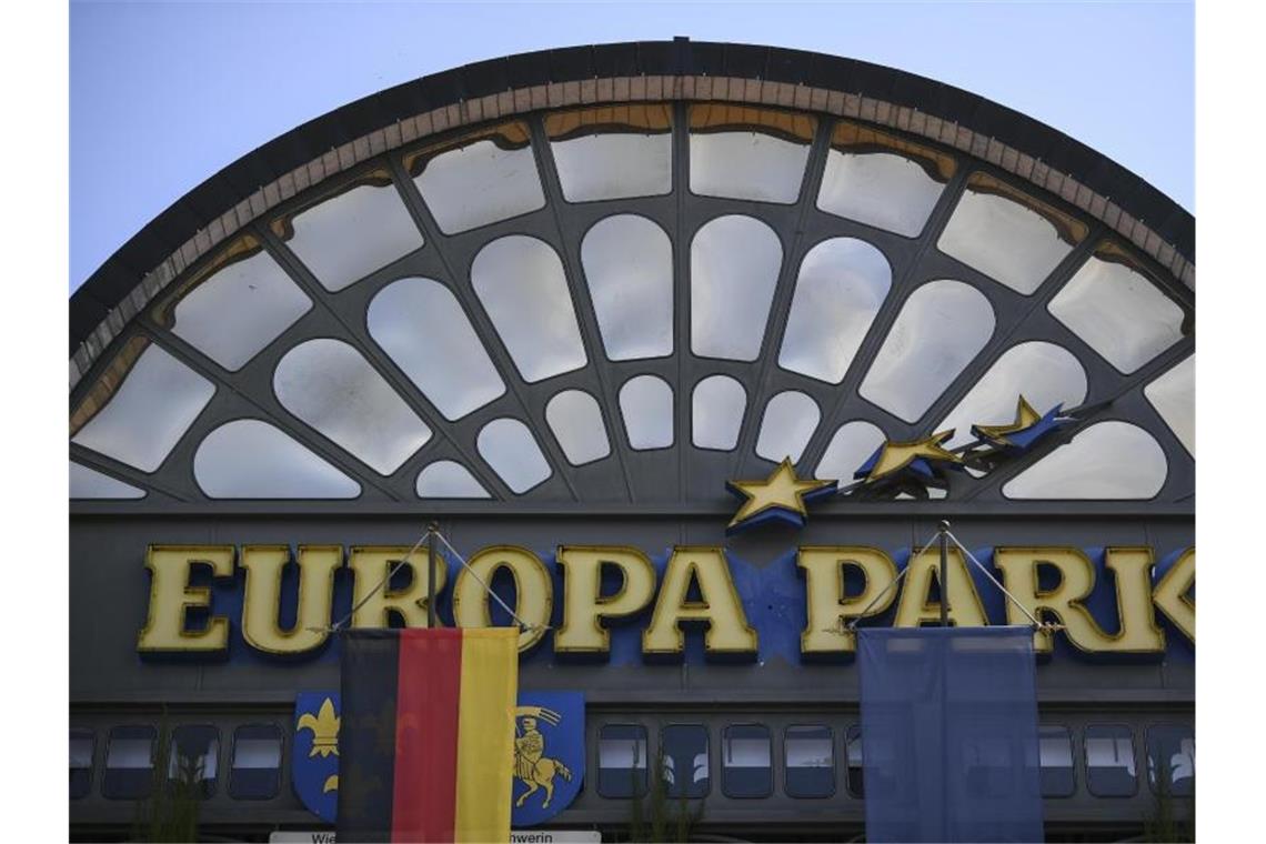 Die Außenaufnahme im Eingangsbereichs das Logo des Europa-Parks. Foto: Patrick Seeger/dpa/Archivbild