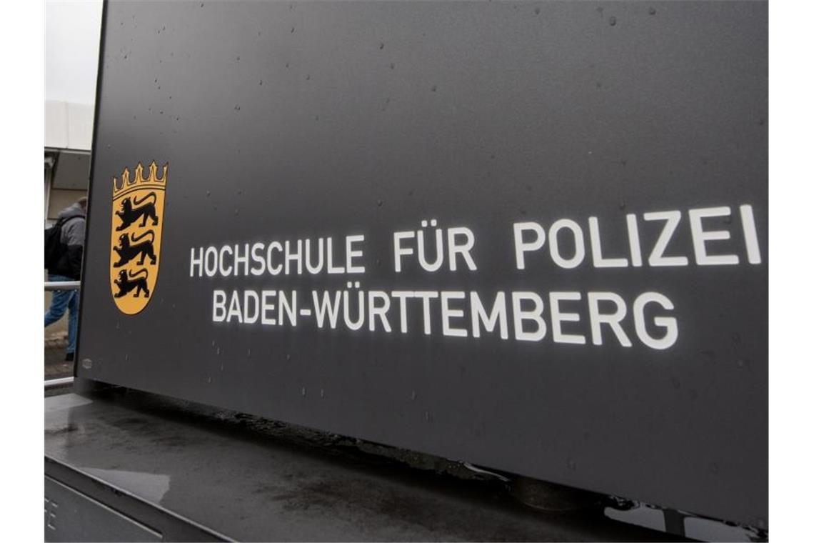 Mutmaßliche rechte Chats: Ermittlungen gegen Polizeischüler Die Außenaufnahme zeigt die Eingangstafel der Polizeifachhochschule. Foto: Patrick Seeger/dpa/Archivbild