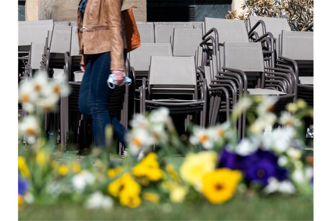 Gastronomie, Minigolf, Freibad: Baden-Württemberg lockert Die Außenbestuhlung eines gastronomischen Betriebs steht aufgestapelt in der Stuttgarter Innenstadt. Foto: Marijan Murat/dpa/Archivbild