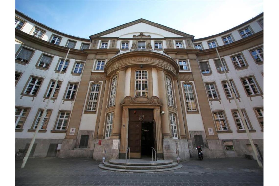 Die Außenfassade des Land- und Amtsgerichtes. Foto: Fredrik von Erichsen/dpa/Archivbild