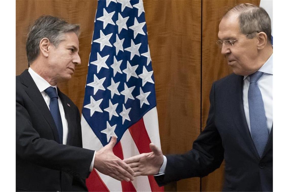 Putin erkennt Donezk und Luhansk als unabhängig an Die Außenminister Antony Blinken und Sergej Lawrow wollen sich in Genf treffen. Putin muss allerdings noch zusteimmen. Foto: Alex Brandon/Pool AP/dpa