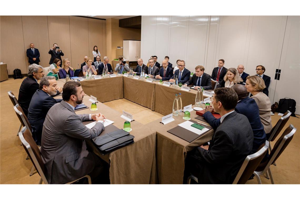 Europäer wollen Verhandlungen mit Iran fortsetzen Die Außenminister von Deutschland, Frankreich und Großbritannien verhandeln in Genf mit ihrem iranischen Kollegen Abbas Araghtschi über eine diplomatische Lösung im Atomkonflikt mit Teheran.