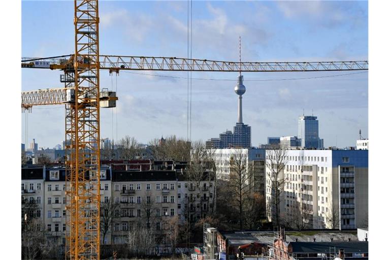 Die Aussicht auf einen Mietendeckel hat den heiß gelaufenen Berliner Wohnimmobilienmarkt im vergangenen Jahr etwas beruhigt. Foto: Jens Kalaene/dpa-Zentralbild/dpa