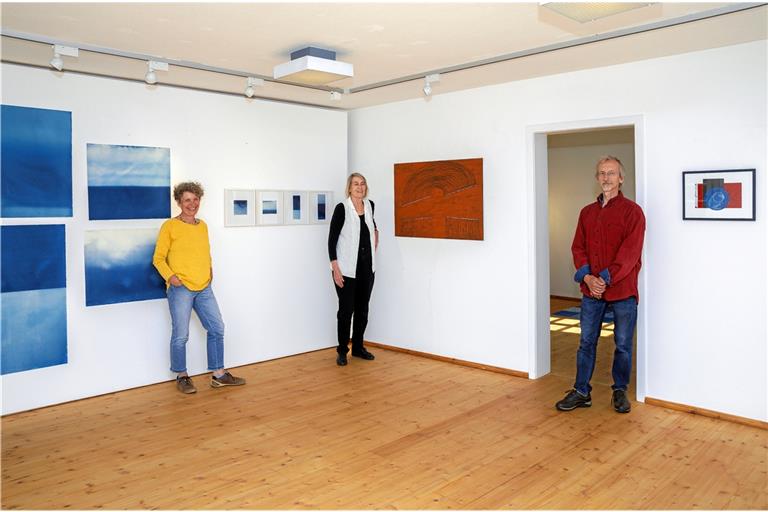 Die Ausstellung „AEO Linie | Licht | Energie – Zeichnung und Cyanotypie“ des Heimat- und Kunstvereins im Backnanger Helferhaus wird heute eröffnet. Die Künstler sind (von links): EvaAurich, Hildegard Esslinger und Hartmut Ohmenhäuser. Fotos: J. Fiedler