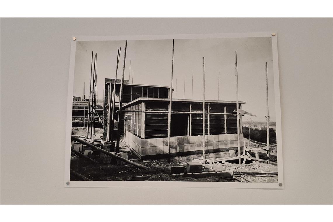 Die Ausstellung zeigt auch, dass Otto Lossen bereits während der Bauarbeiten  der Weissenhofsiedlung fotografiert hat. Dies ist das Haus von Max Taut, Haus 24 in der Siedlung.