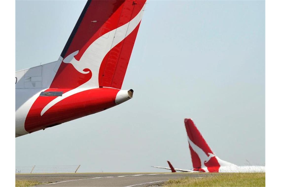 Die australische Fluggesellschaft Qantas will mehrere baugleiche Flugzeuge einer Inspektion unterziehen. Foto: Joel Carrett/epa/dpa