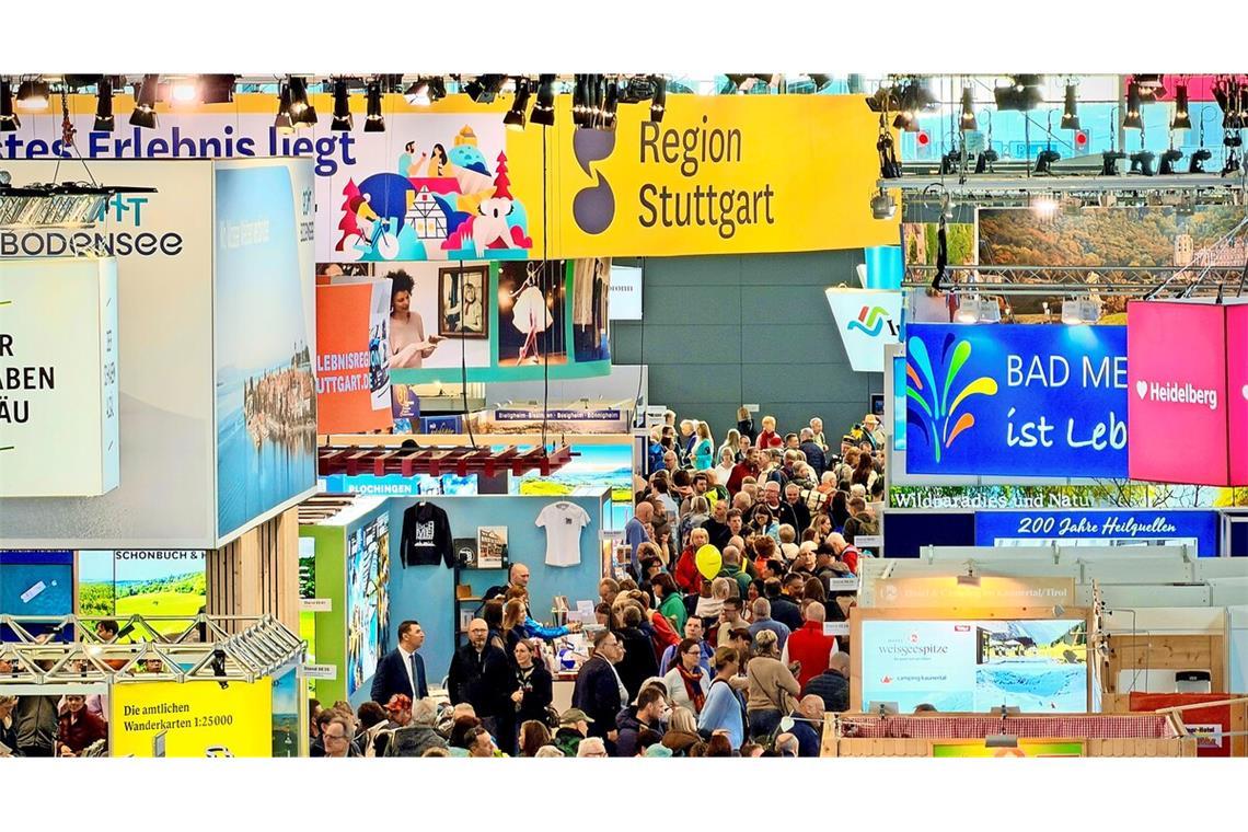 Die Auswahl an Urlaubsreisen ist auf der CMT sehr groß. Die Besucherinnen und Besucher sind zahlreich auf der Suche.