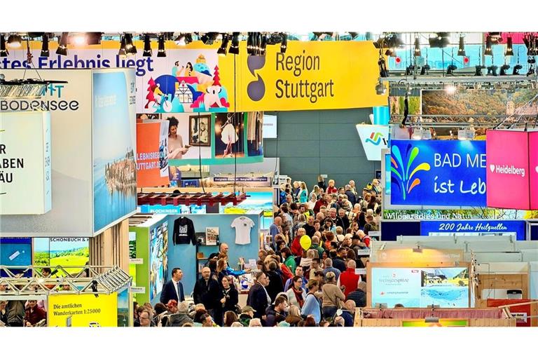 Die Auswahl an Urlaubsreisen ist auf der CMT sehr groß. Die Besucherinnen und Besucher sind zahlreich auf der Suche.