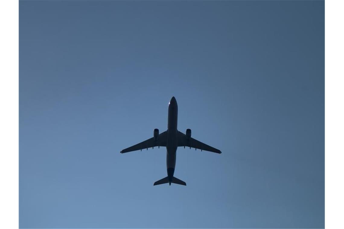 Flugverkehr in Europa geht wegen Omikron-Variante zurück Die Auswirkungen von Omikron sind beim Flugverkehr zu spüren. Foto: Sebastian Gollnow/dpa